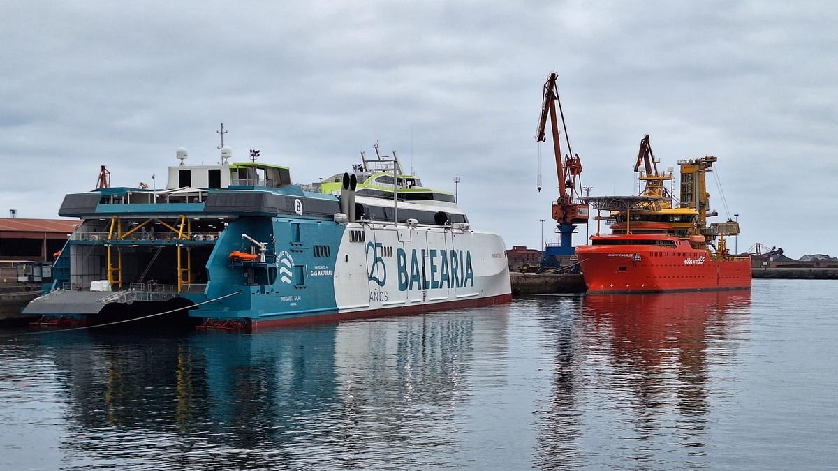 A la izquierda, ferri de Balearia construido por Armón y, a la derecha, buque de Edda Wind fabricado por Gondán, en el puerto de El Musel (Gijón).