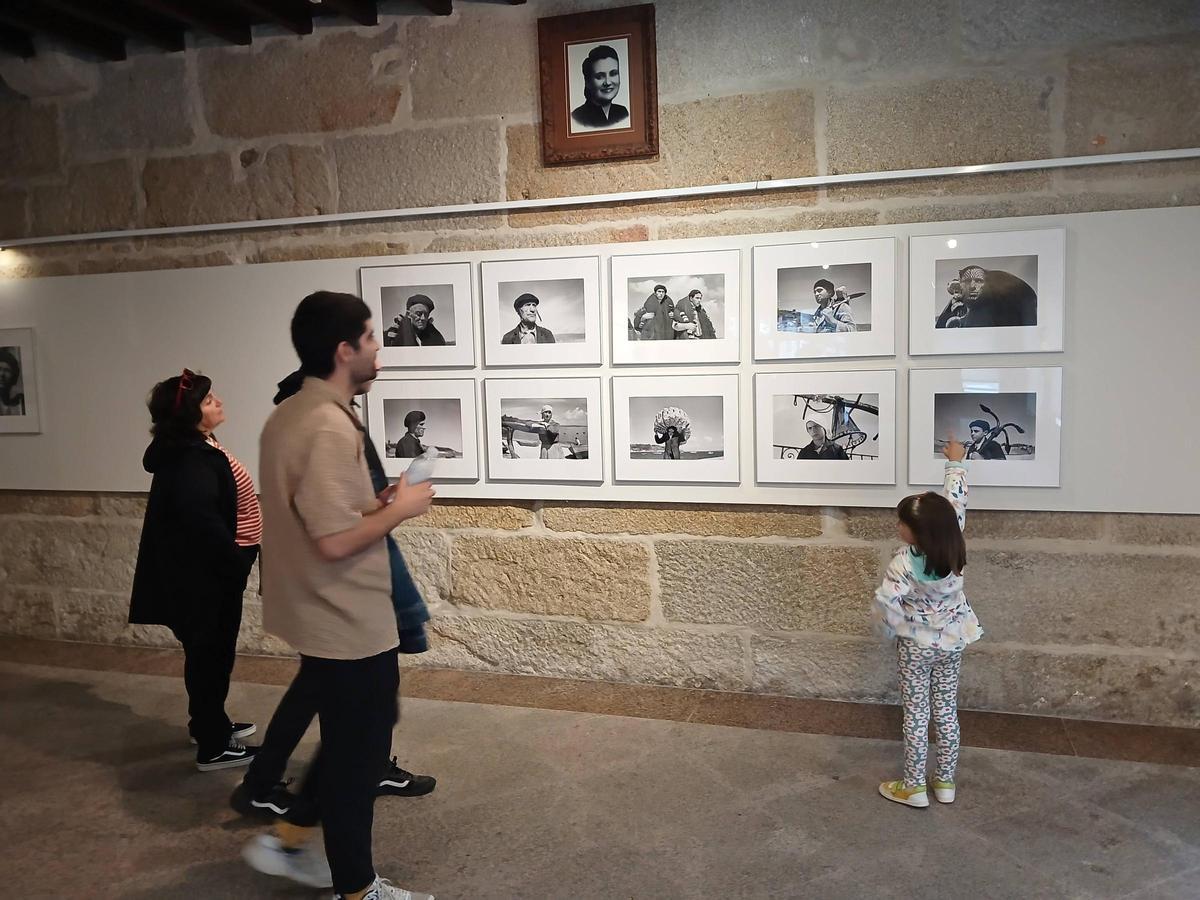 Algunas de las más de 30 imágenes de la serie «Mariñeiros» de José Suárez que se exponen hasta el 5 de julio en la sala Amalia Domínguez Búa de Bueu.