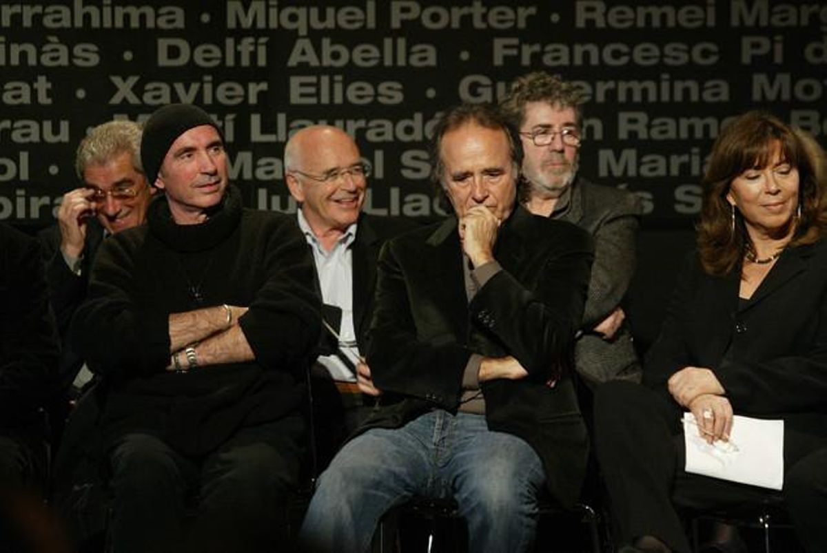 Enric Barbat, entre Lluís Llach i Joan Manuel Serrat, durant l’acte d’entrega de la Medalla d’Honor del Parlament als Setze Jutges, el 2007.