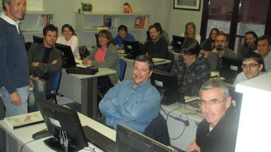 Alumnes participant en un curs al Consell.