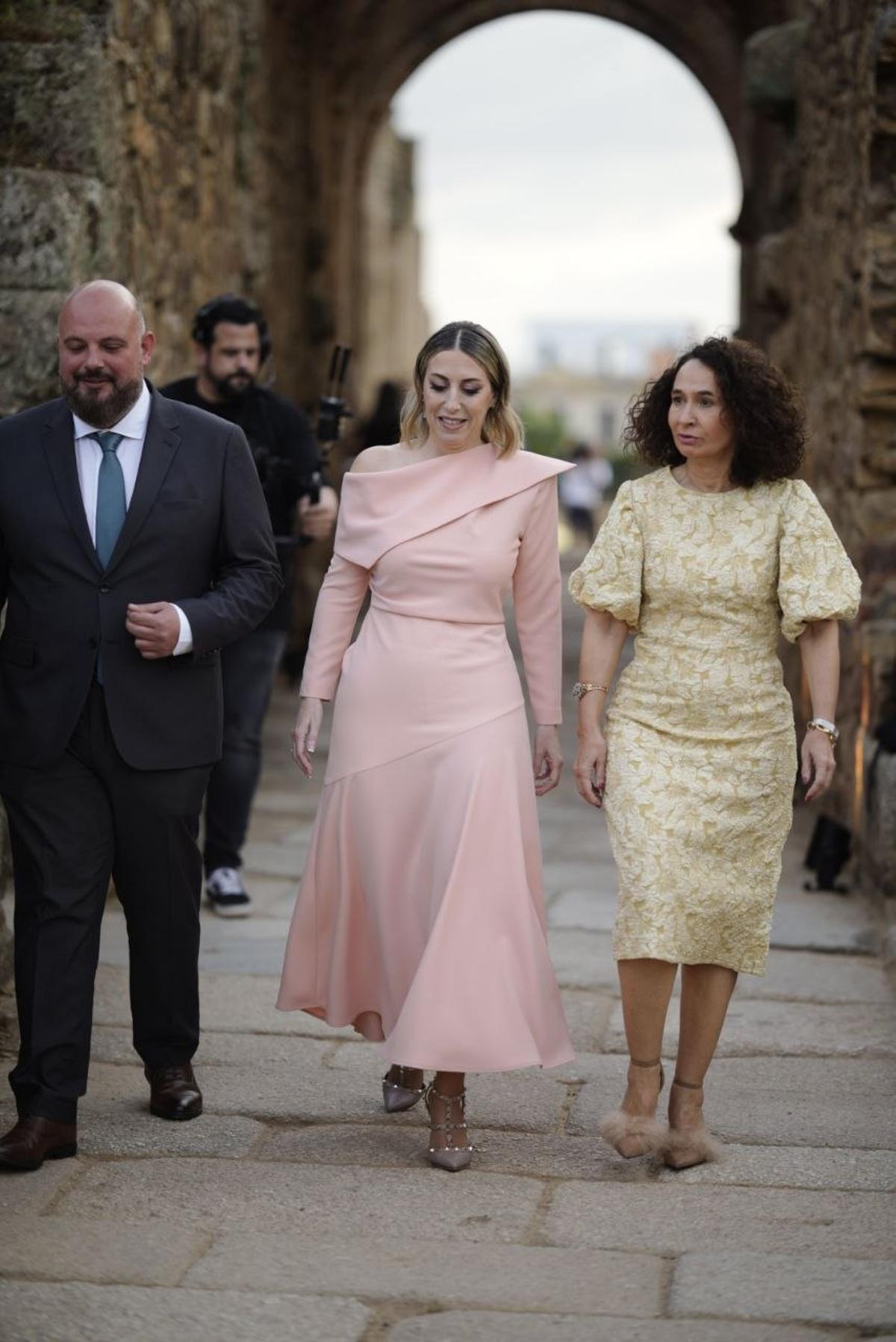 La presidenta entre María Félix Tena y Manuel Naharro en su entrada en el Anfiteatro