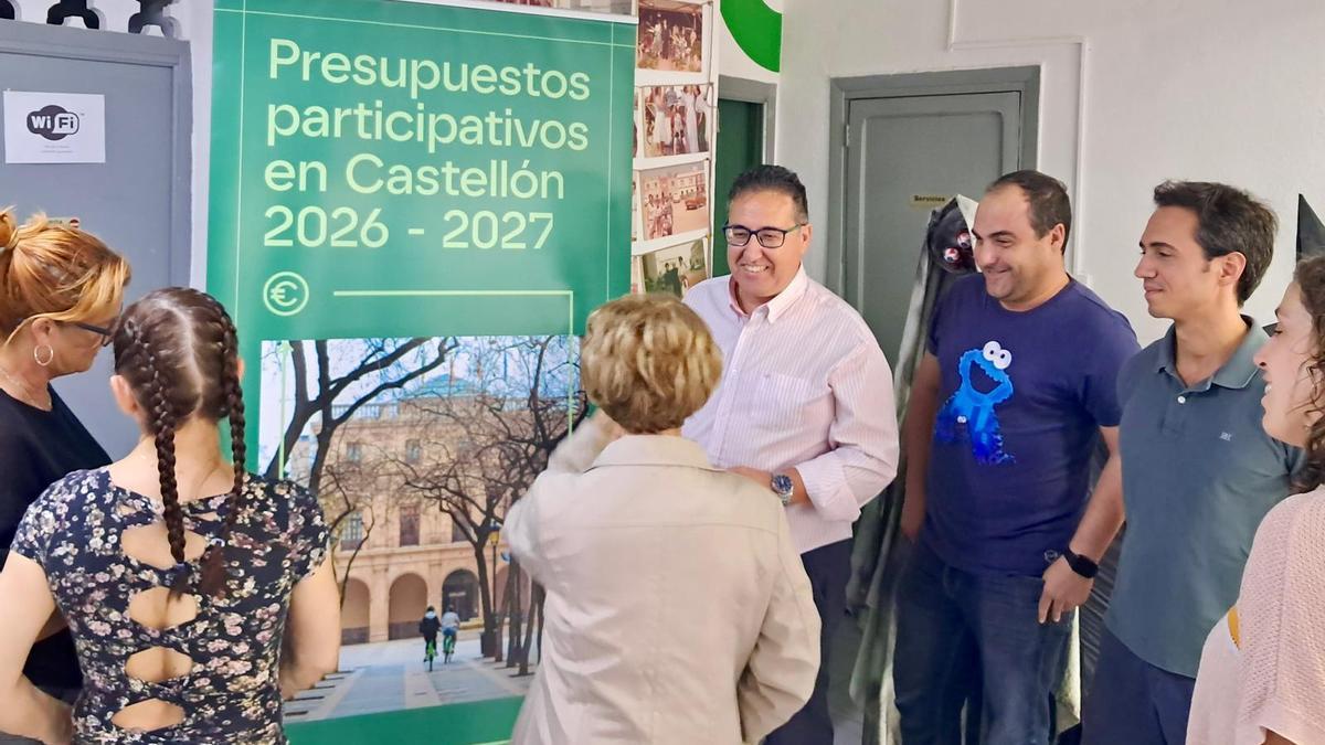 Paco Cabañero, concejal de Participación Ciudadana, junto a unos vecinos de Castelló.