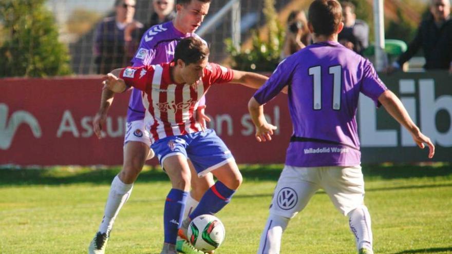 Álvaro Bustos protege el balón ante la presión de Royo.