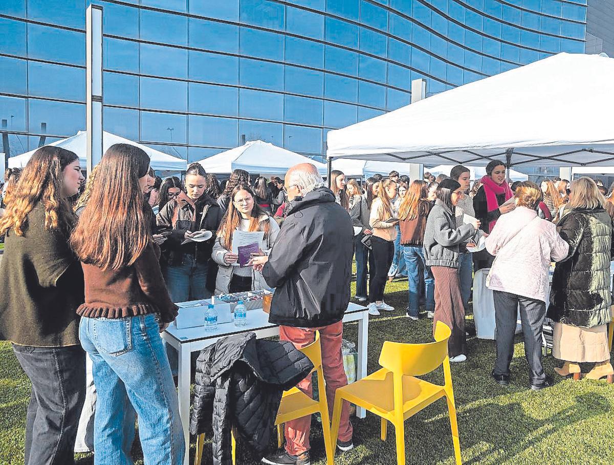 Los representantes de las asociaciones conversaron en profundidad con los futuros educadores y sanitarios que se están formando en la Universidad CEU Cardenal Herrera de Castellón.