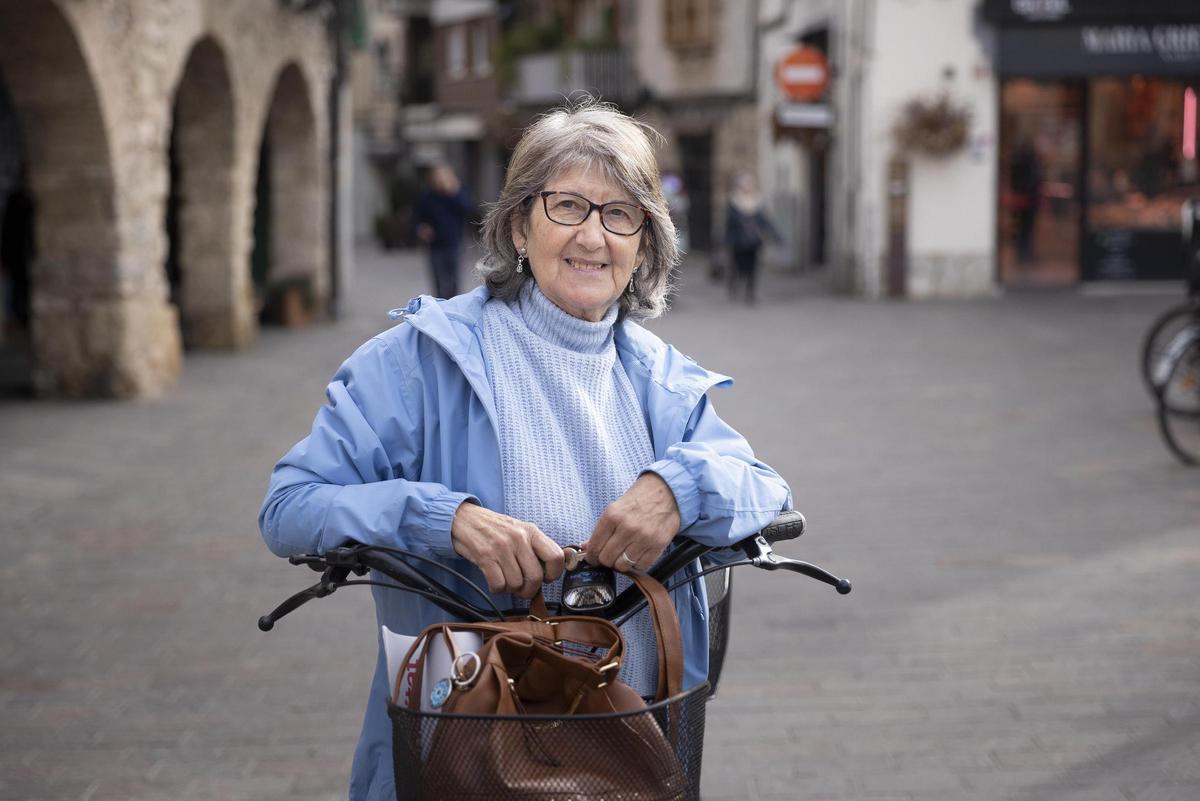 Neus Medina (71 años), vecina de Mirasol, paseando por la plaza Sant Pere de Sant Cugat