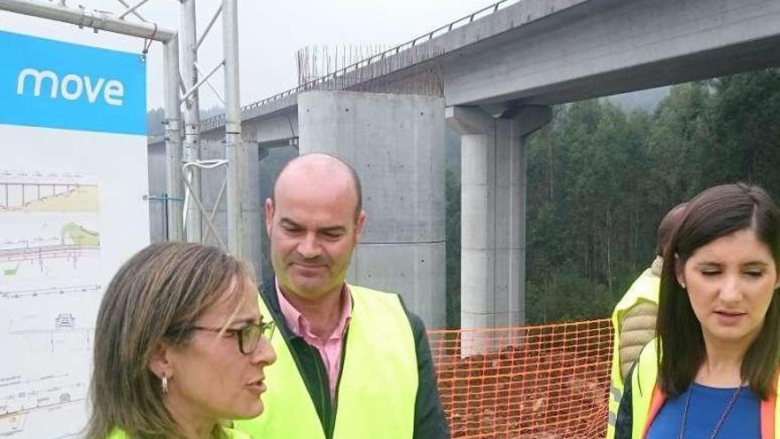 La conselleira de Infraestruturas, Ethel Vázquez, junto a los alcaldes de Bueu y Moaña. // Gonzalo Núñez