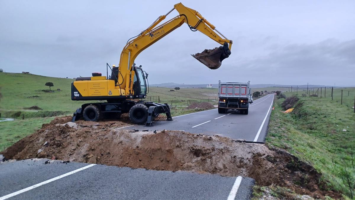 Fotogalería | La carretera del socavón entre Ibahernando y Trujillo se abre este jueves al tráfico Fotogalería | La carretera del socavón entre Ibahernando y Trujillo se abre este jueves al tráfico