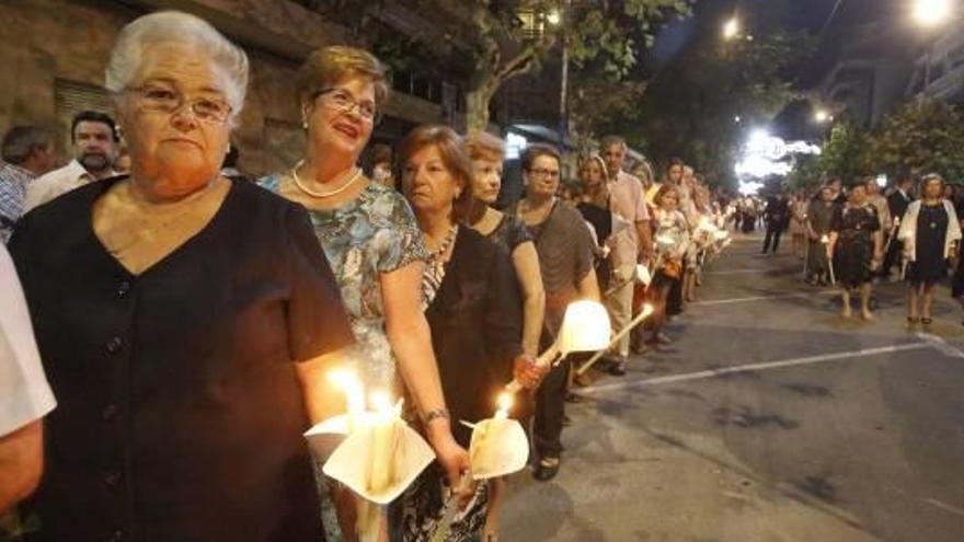 El Cristo de la Paz «luce» en la procesión