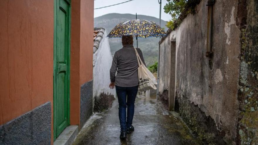 Una mujer camina por las calles de Chamorga.