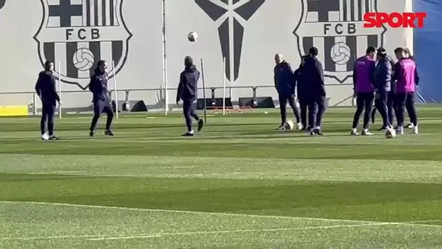 Jugón Flick: El técnico jugó un mini rondo con su staff