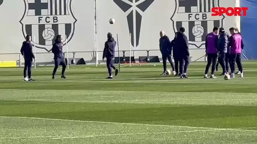 Jugón Flick: El técnico jugó un mini rondo con su staff