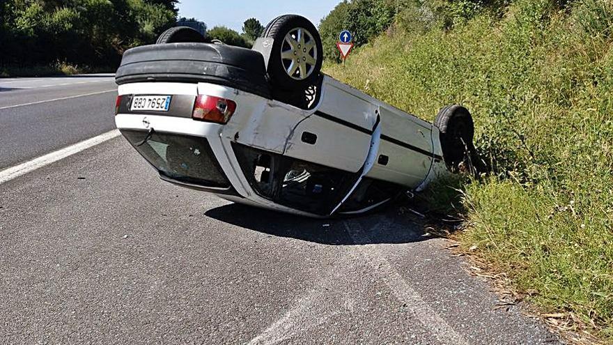 El vehículo quedó volcado sobre el asfalto.