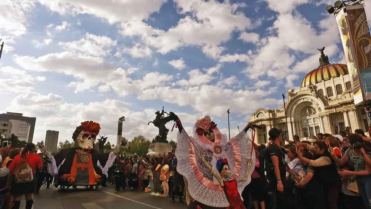 Desfile a su paso por el Palacio de Bellas Artes de Ciudad de México
