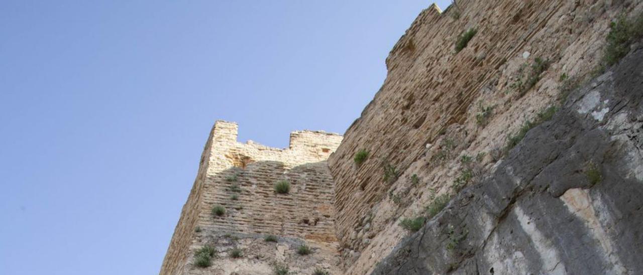 El castillo de Cobera, al borde de la montaña. | PERALES IBORRA