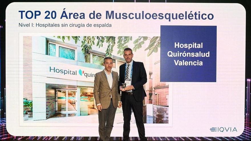 El Dr. Vicente Carratalá, jefe de traumatología de Quirónsalud Valencia recogiendo el premio Top 20 2023