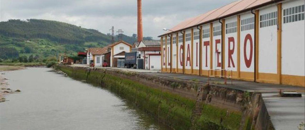 Instalaciones de la fábrica de El Gaitero, a orillas de la ría de Villaviciosa.