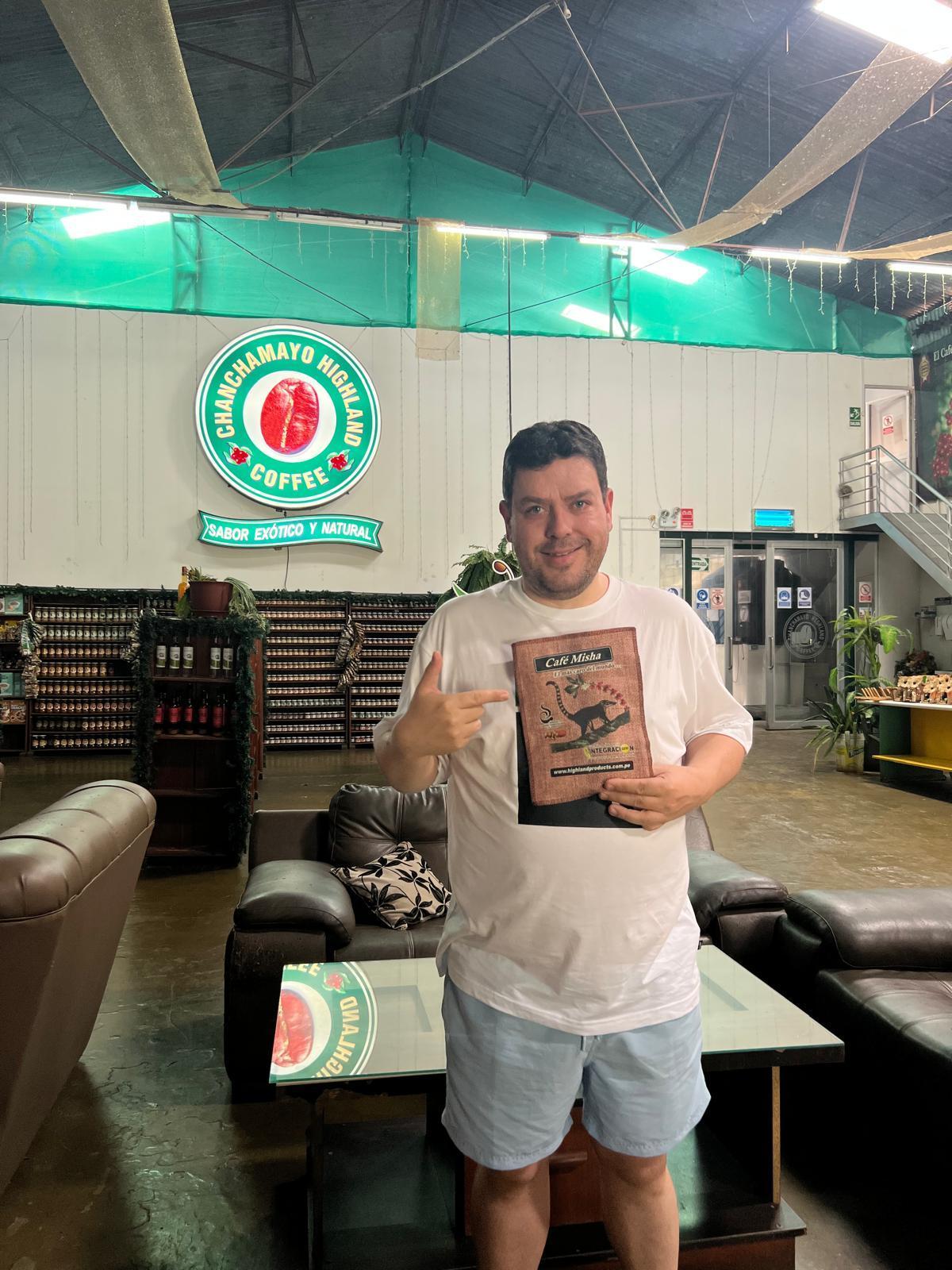 Juanjo Cima, en la fábrica de café de Perú