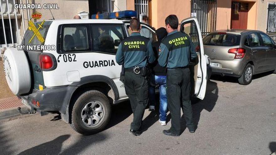 Un detenido por amenazar de muerte y atentar contra guardias civiles