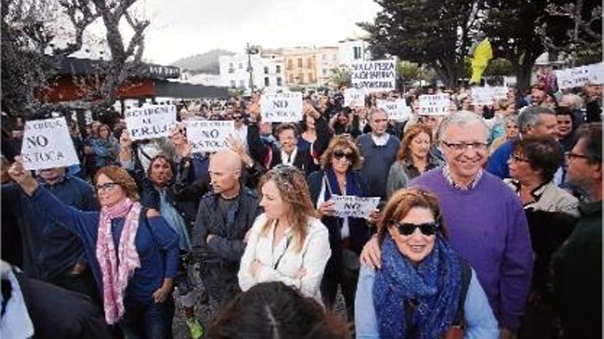 Manifestants ahir a la tarda a la platja Gran de Cadaqués, on es va celebrar la protesta.
