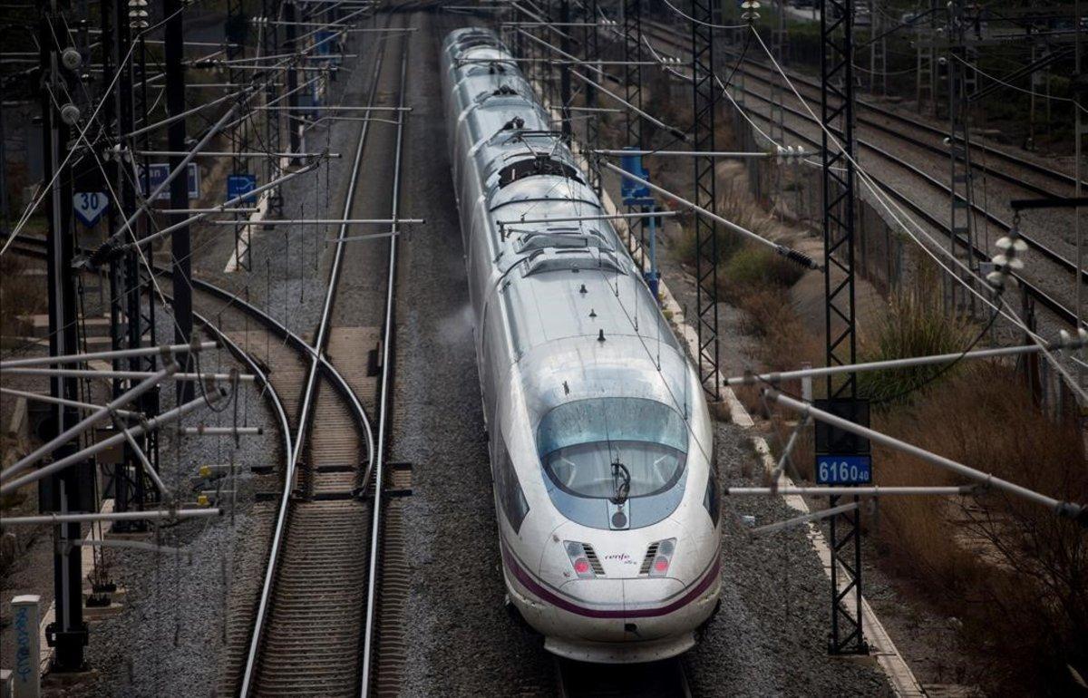 Un tren AVE sale de Barcelona, en una imagen de archivo.