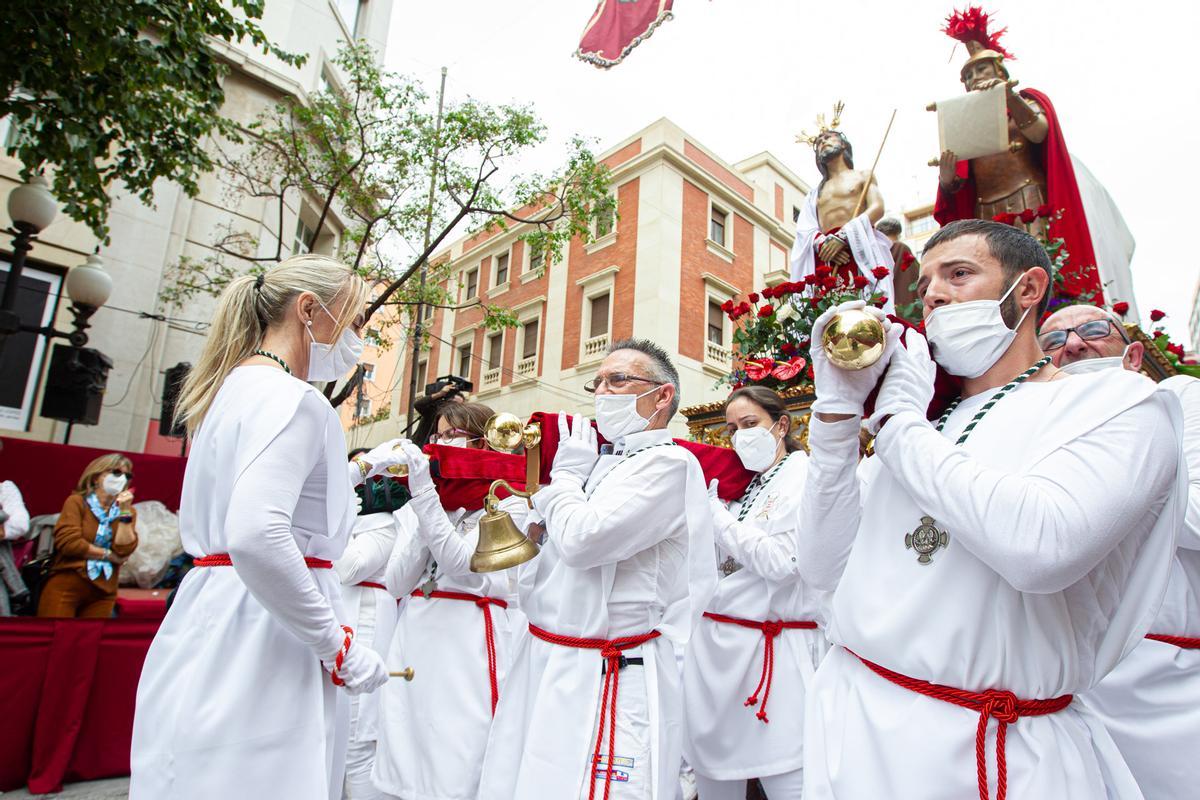 La procesión de la Sentencia recorre las calles en el Viernes Santo en Alicante