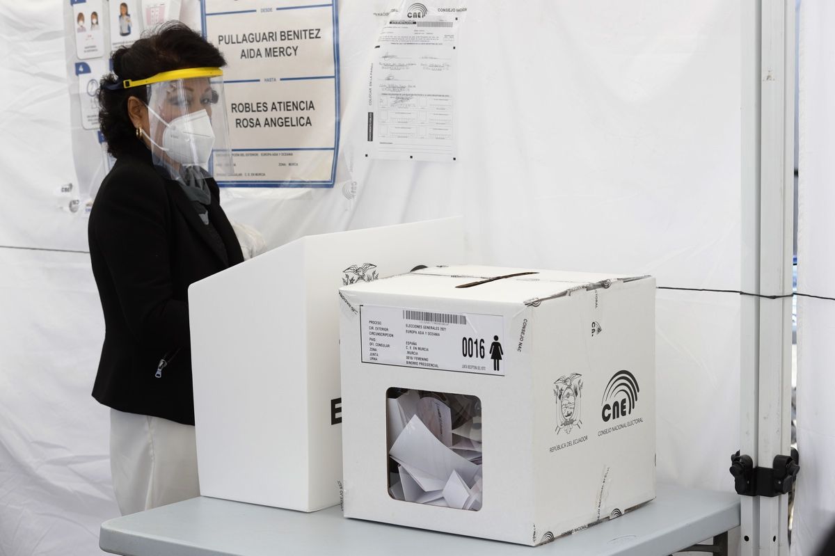 Los ecuatorianos residentes en la Región votan en las elecciones de su país