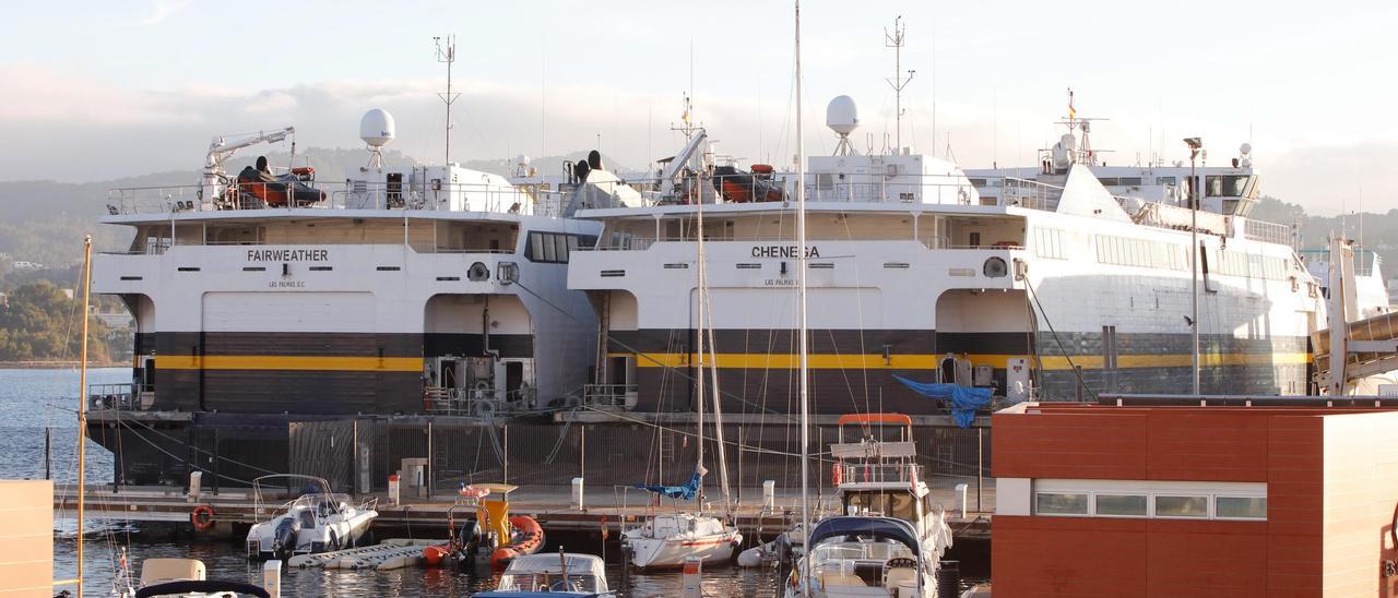 Los dos barcos de Trasmapi de más de 65 metros de eslora amarrados frente  a la estación marítima de Sant Antoni.