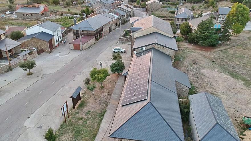 Ayuntamiento de Manzanal de Arriba con el tejado de placas solares.|Cedida