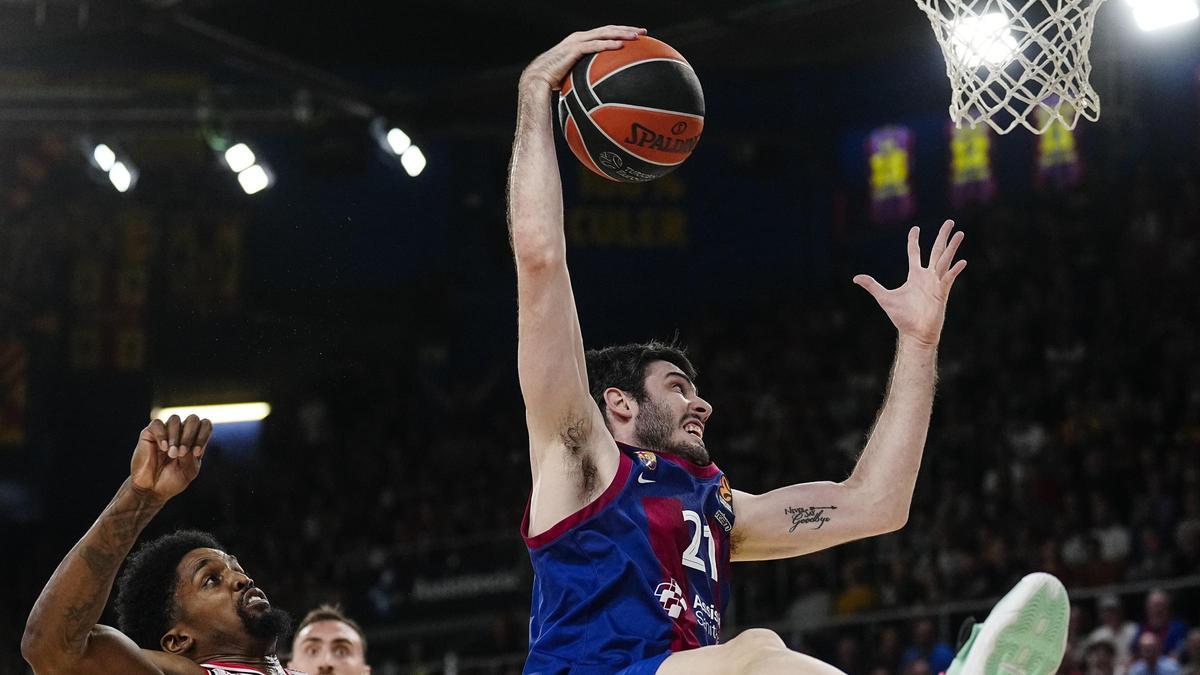 Àlex Abrines captura un rebote defensivo.