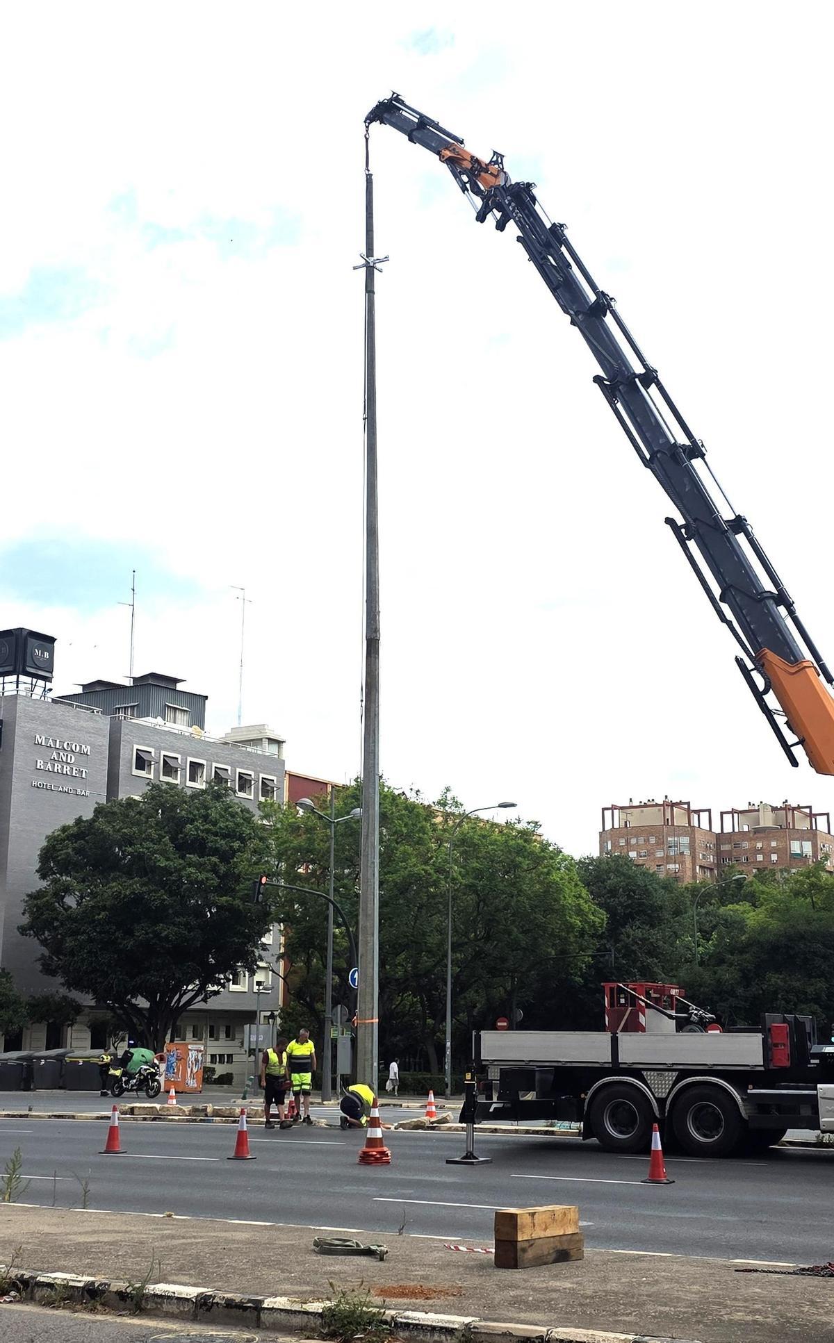 Izado del poste con la grúa