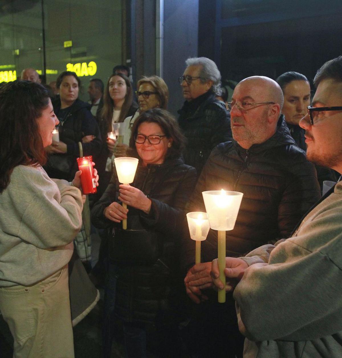 Detalle de las velas encendidas de los participantes. | Iñaki Osorio