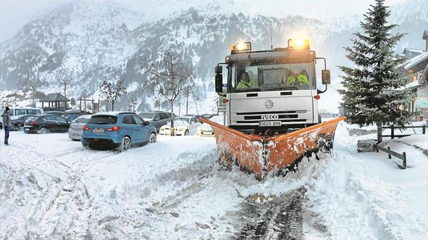 El frente frío se acentúa y extiende las nevadas por todo el Pirineo