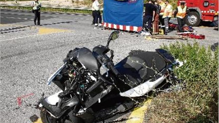 El xoc de la moto contra la furgoneta no va ser greu, però el noi va patir un mal cop en caure a terra.