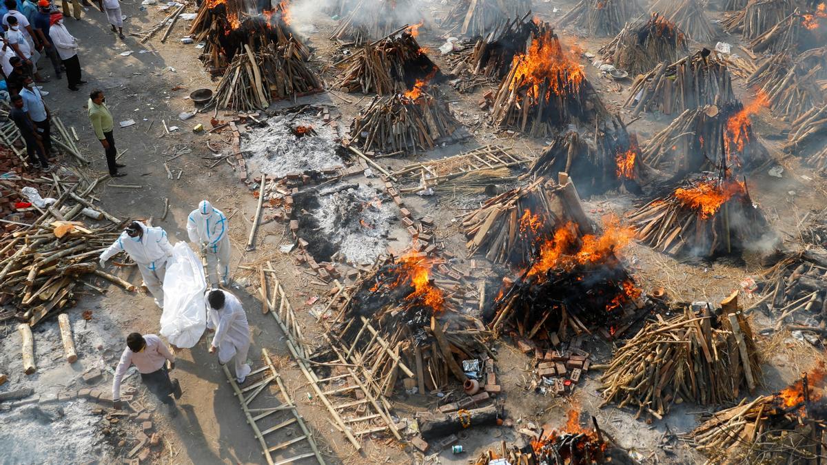 Crematorios masivos de víctimas del covid-19 en Nueva Delhi, India