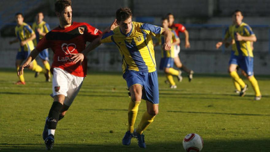 Una acció del partit d&#039;ahir al Nou Estadi de Palamós on el degà va caure a mans de la Pobla de Mafumet.