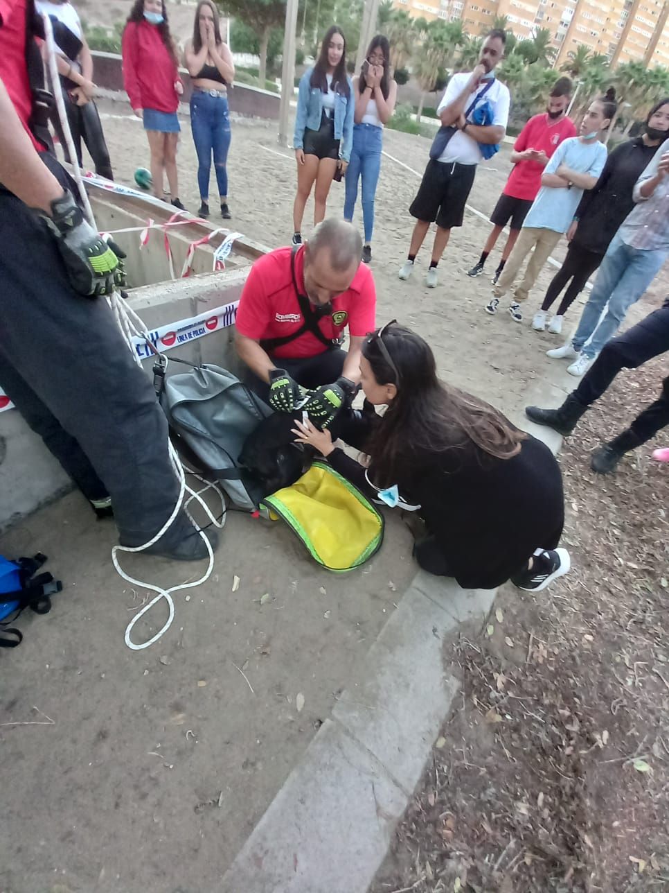 Rescate de un perro caído en un foso en La Ballena