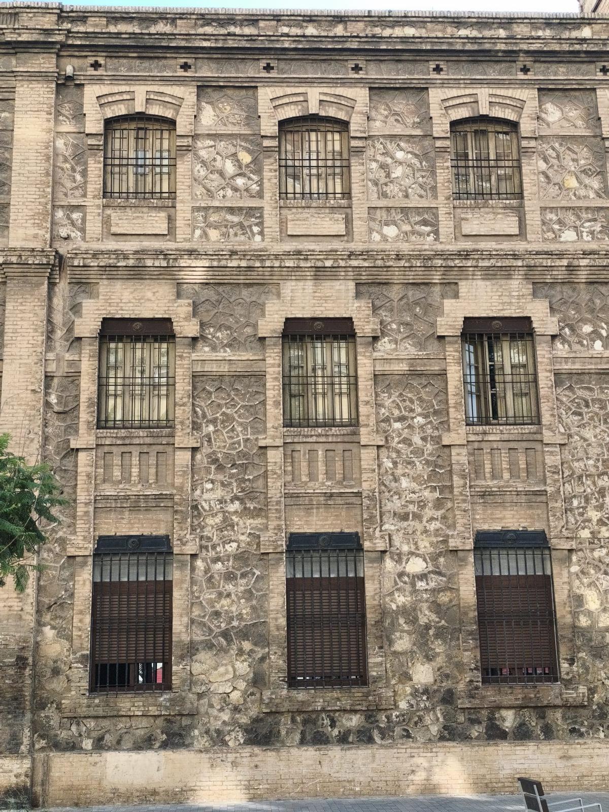 Las ventanas de la planta baja del monasterio, que amanecieron con aires "modernos"