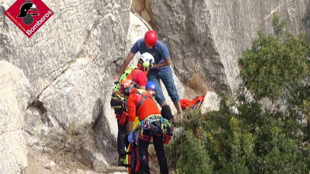 Los rescatadores atienden al herido