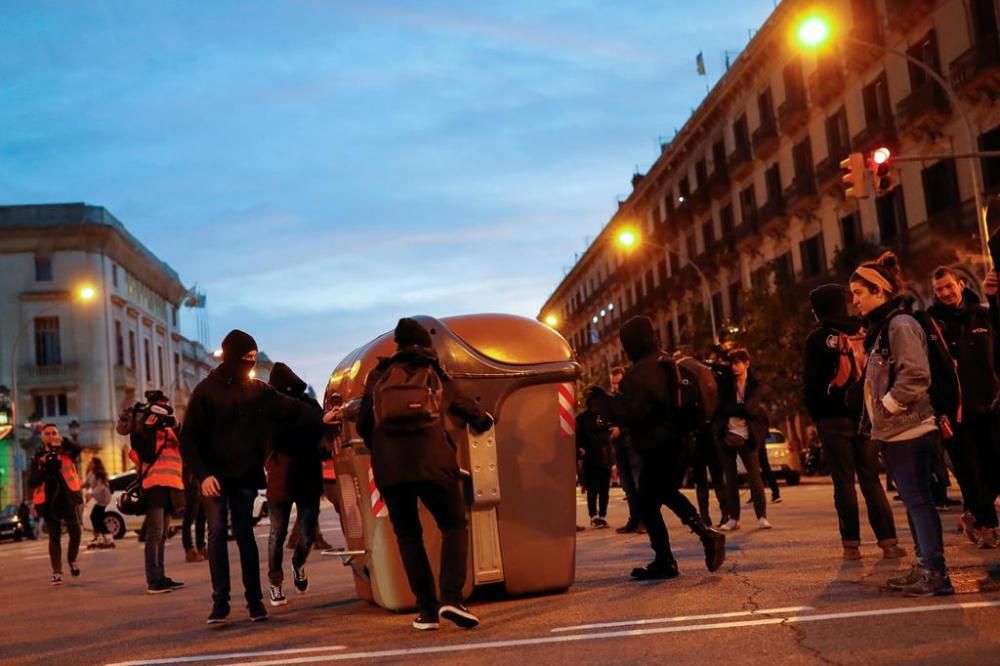 Protestes i tensió a l'exterior del Parlament de Catalunya