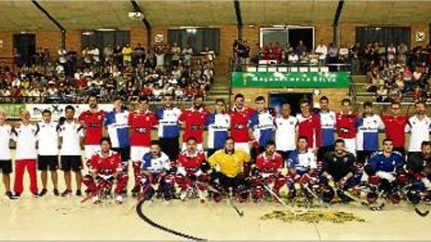 Una foto per al record: les plantilles del Shum i del Benfica, plegades, ahir al pavelló selvatà.