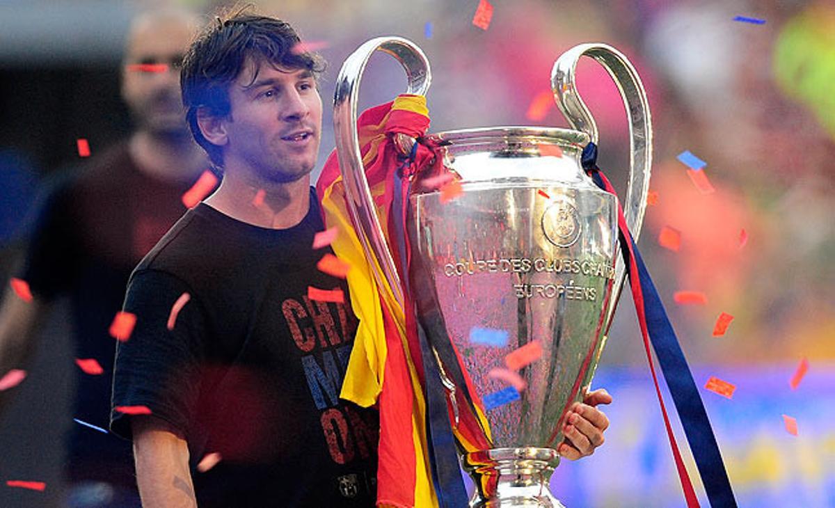 Leo Messi agafa la copa de Champions en la celebració del Camp Nou.