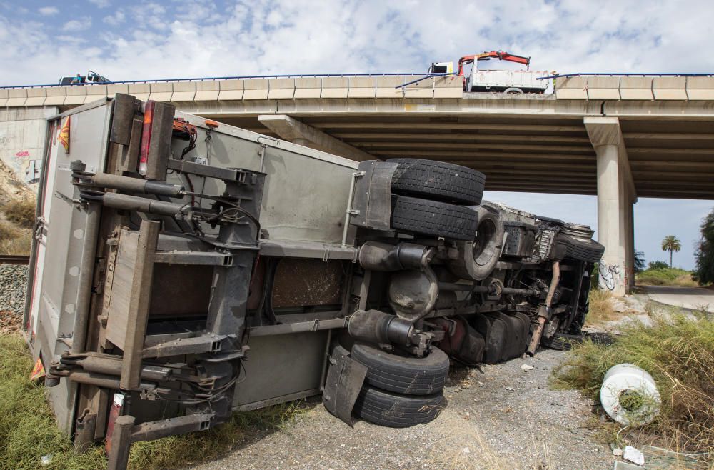 Tres personas han resultado heridas en un aparatoso accidente ocurrido poco antes de las tres de la tarde en la carretera que da acceso al aeropuerto, la N-338