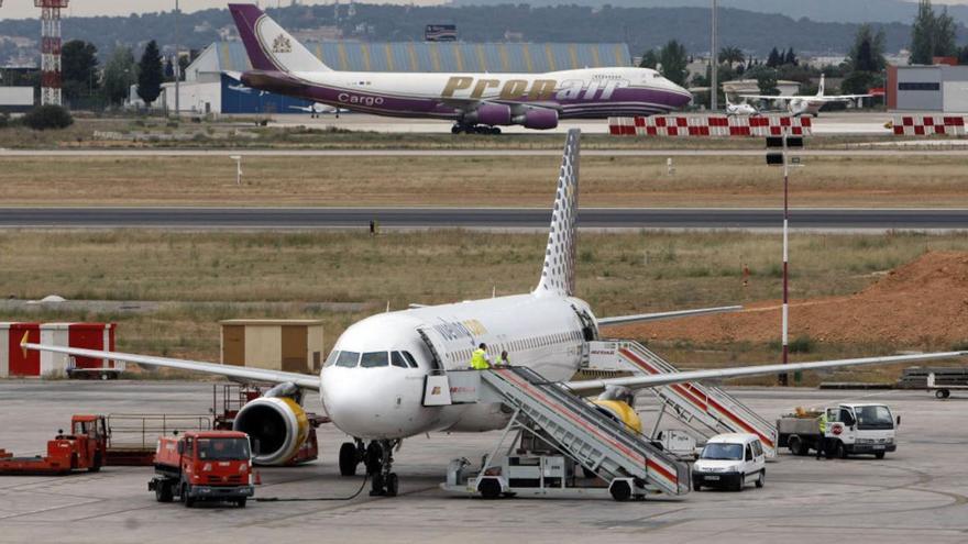 Avión de Vueling en el aeropuerto de Manises.