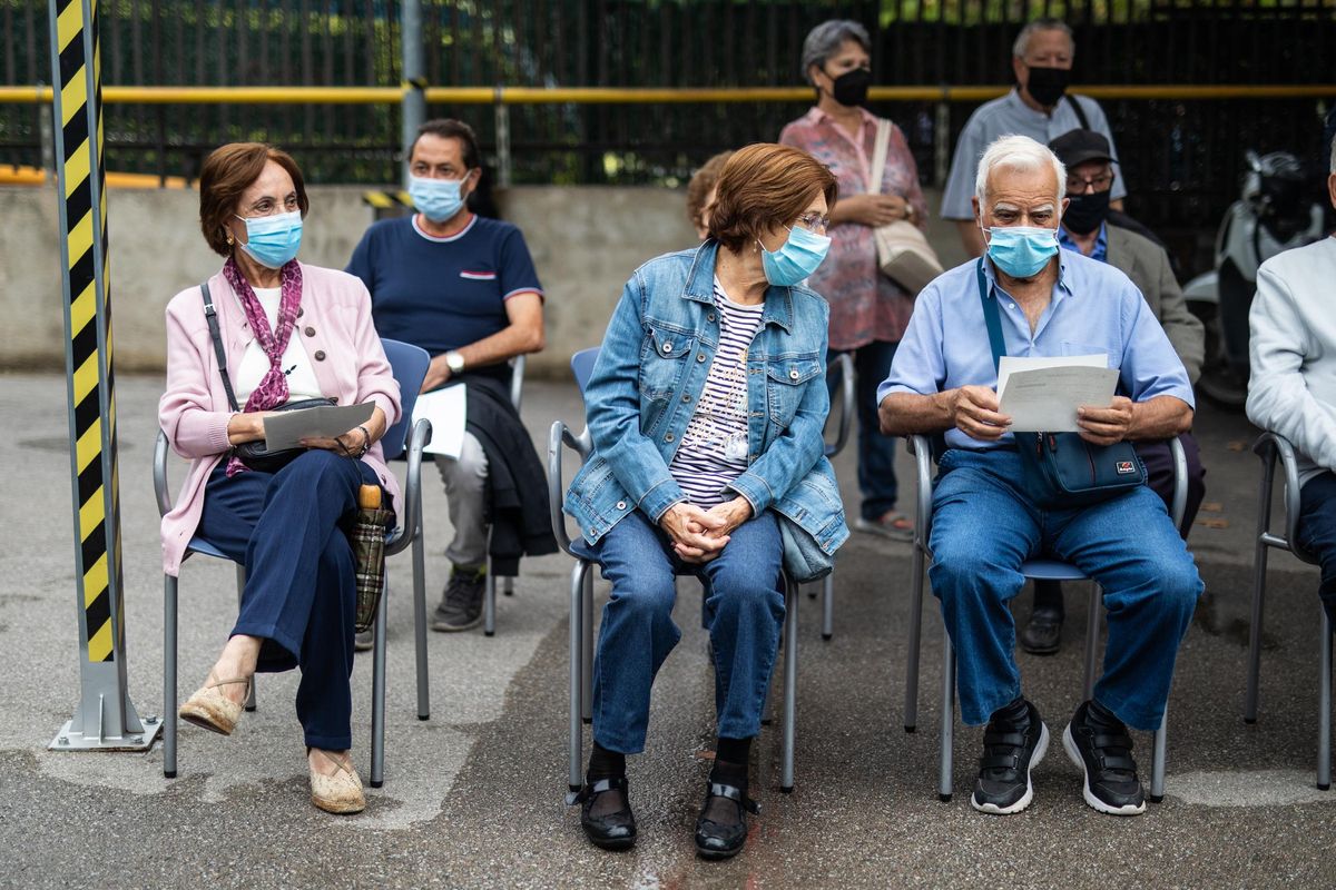 Los mayores de 60 años empiezan a vacunarse de la cuarta dosis del covid y de la gripe, este lunes en el CAP Sant Rafael de Barcelona.