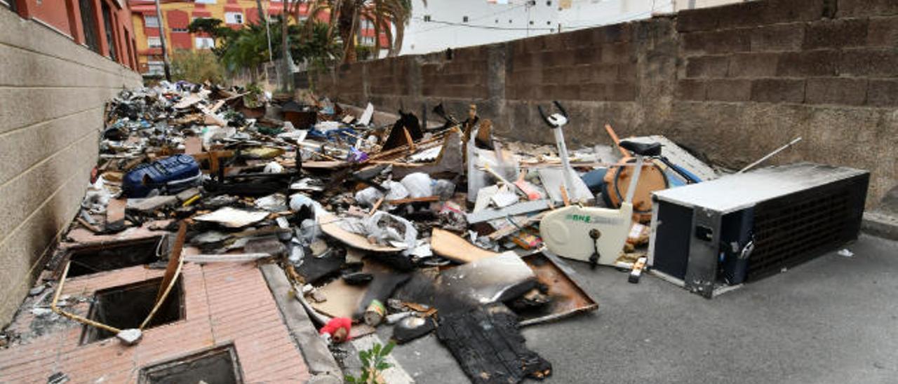 La acumulación de basura, trastos y escombros al final de la calle Doña Perfecta en La Pardilla, Telde.