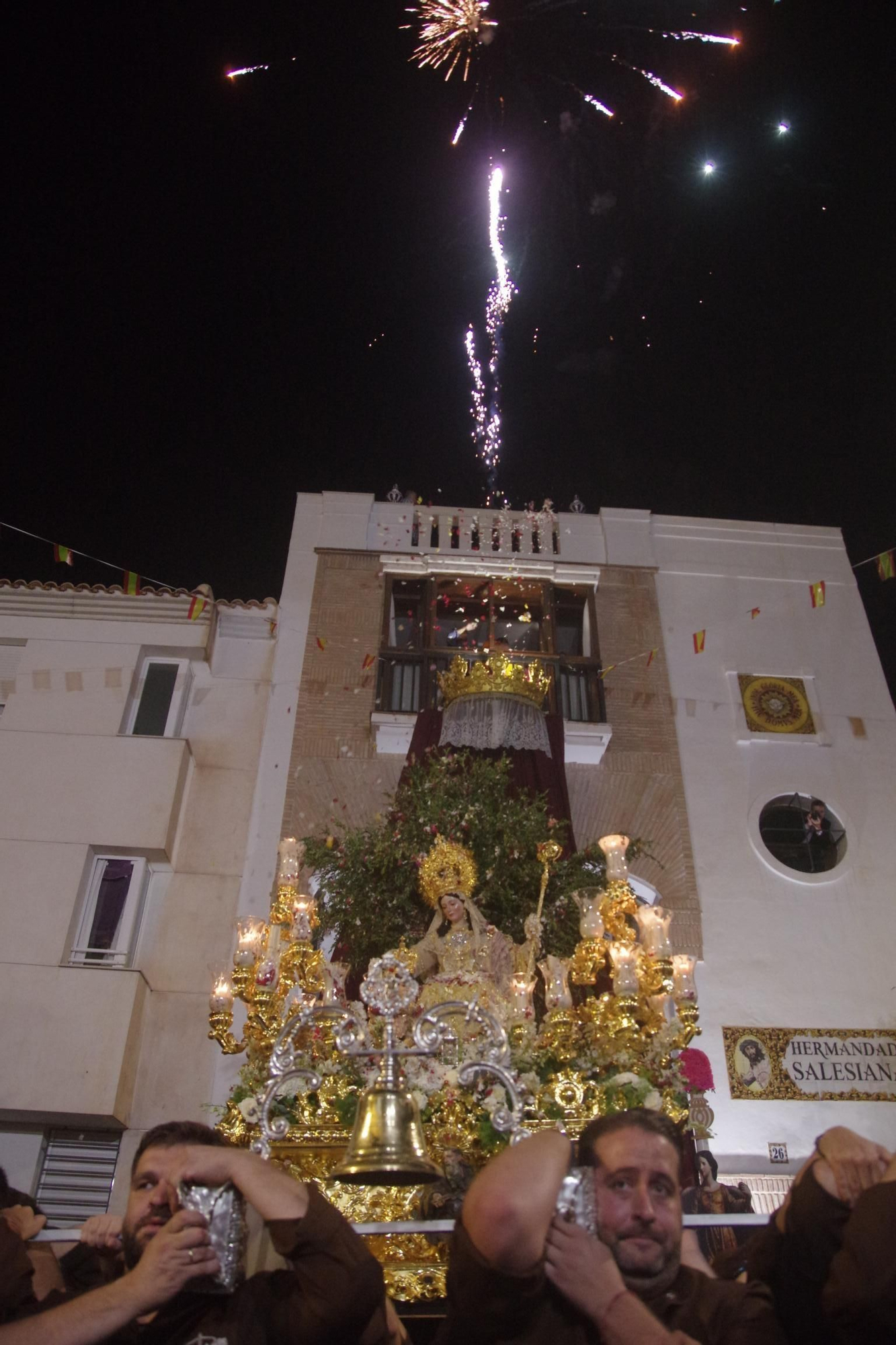 La procesión de la Divina Pastora Coronada llega a su barrio de Capuchinos
