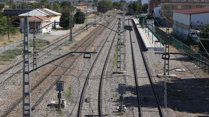 La alcaldesa exige negociar las tarifas y horarios del cercanías