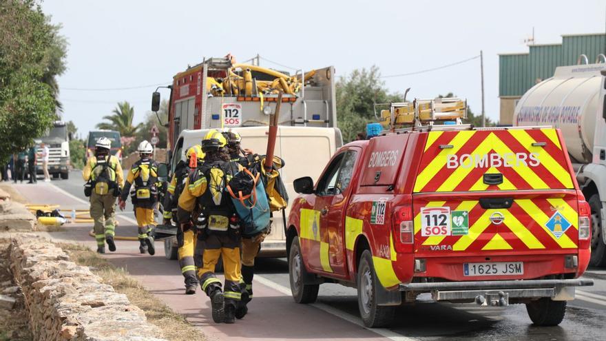 Los bomberos de Formentera se dirigen a apagar un incendio en una imagen de archivo de este verano. | CARMELO CONVALIA