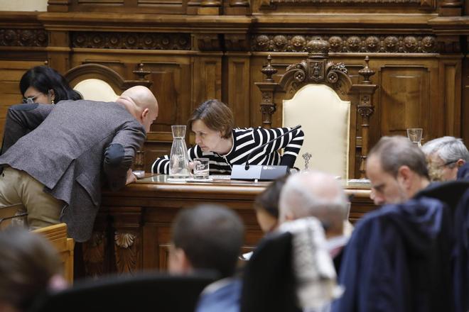 Carmen Moriyón conversando con Jesús Martínez Salvador, durante el Pleno.