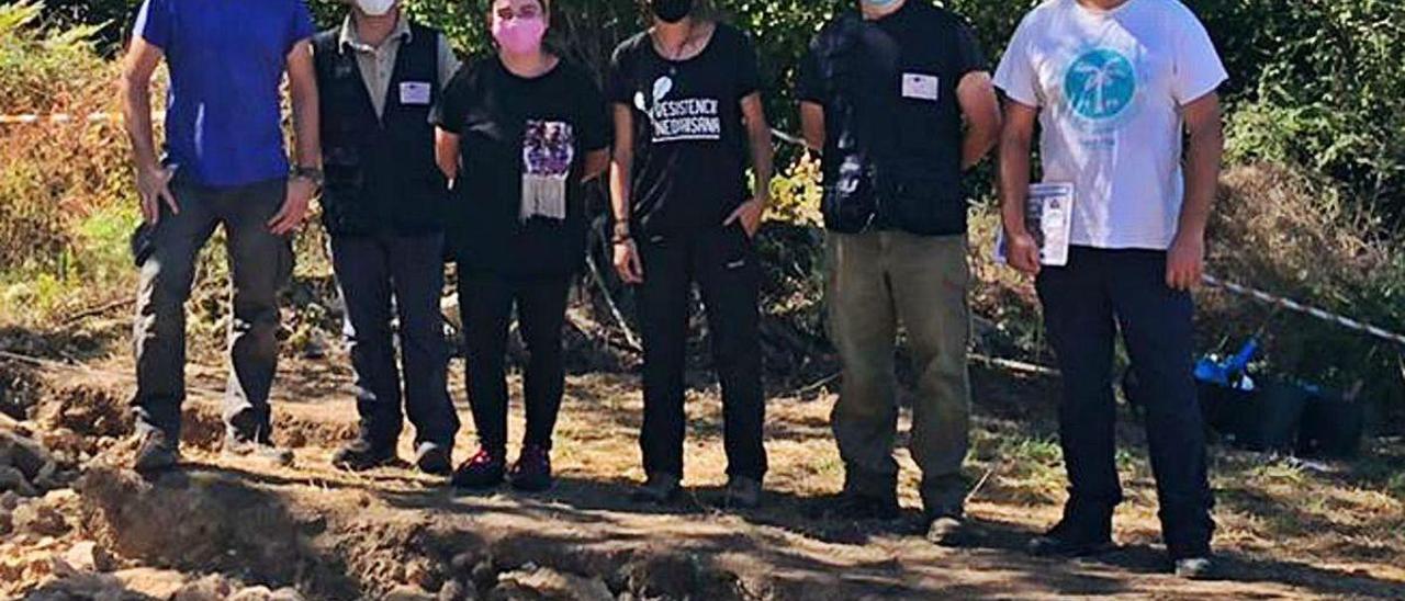 Por la izquierda, Adrián Piñán, Juan Muñiz, María Rodríguez, Irene Faza, Alejandro Sánchez y José Longo, en El Castillón de Antrialgo (Piloña).